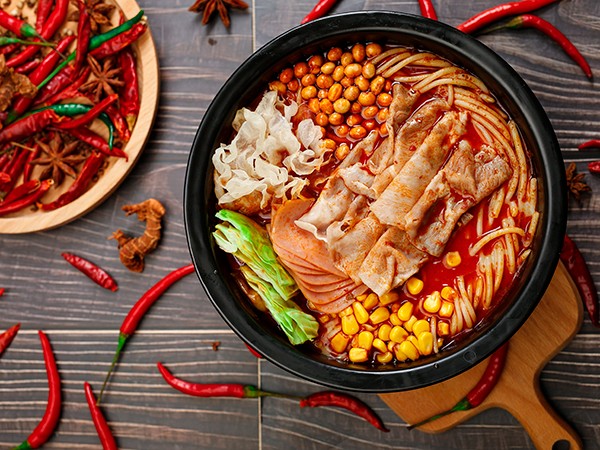 狀元米線(xiàn)好吃不貴，價(jià)格實(shí)惠，食材都是由總部工廠(chǎng)直供，保證口味統一多種主食選擇，操作簡(jiǎn)單，也不需要大廚，堂食+外帶+外賣(mài)，免費培訓，扶持創(chuàng  )業(yè)，無(wú)需經(jīng)驗即可開(kāi)一家米線(xiàn)店，大眾消費，老少皆宜，全時(shí)段可經(jīng)營(yíng)，總部提供一站式扶持！狀元米線(xiàn)，18年只為一碗好米線(xiàn)